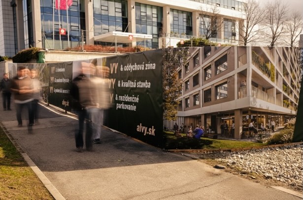 Mestský priestor je v neustálom pohybe 🏃💨a my sme nadšení, že sa stávame jeho aktívnou súčasťou. Možno ste si pri prechádzke v okolí projektu všimli zmenu. ✨

 Naše úplne nové oplotenie nie je len bariérou, ale najmä vizitkou toho, čo pre vás pripravujeme. 🏙️

Naše oplotenie pripomína, že rastie vízia moderného a udržateľného mestského bývania.
Sledujte nás pre viac noviniek.👀 👉 alvy.sk